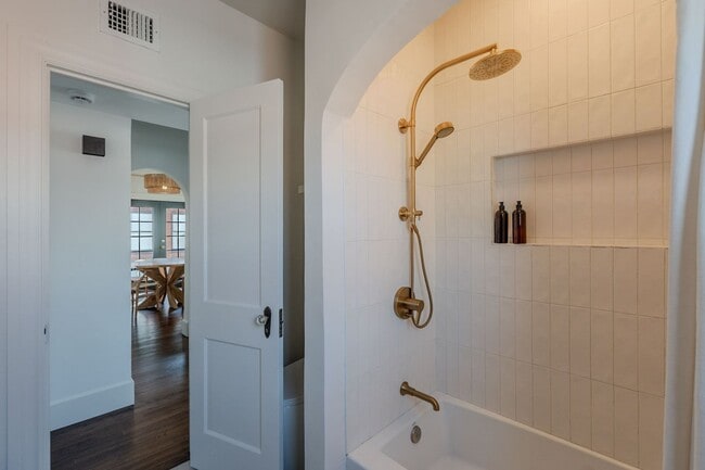 Building Photo - Rare 2 Bed 2 Bath Remolded Home in FQ Hist...