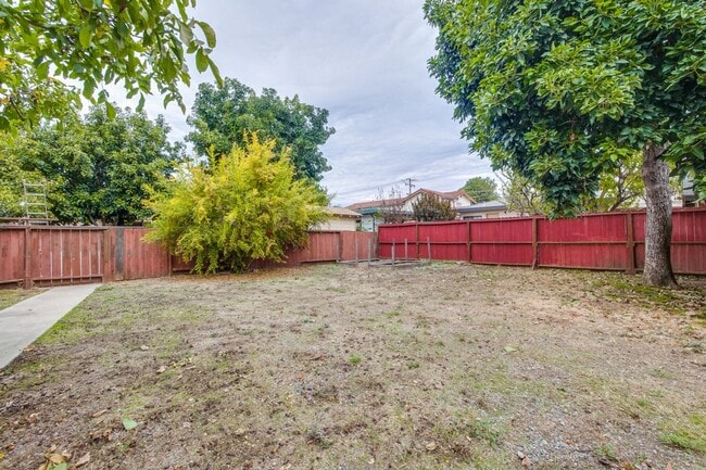 Building Photo - I Street