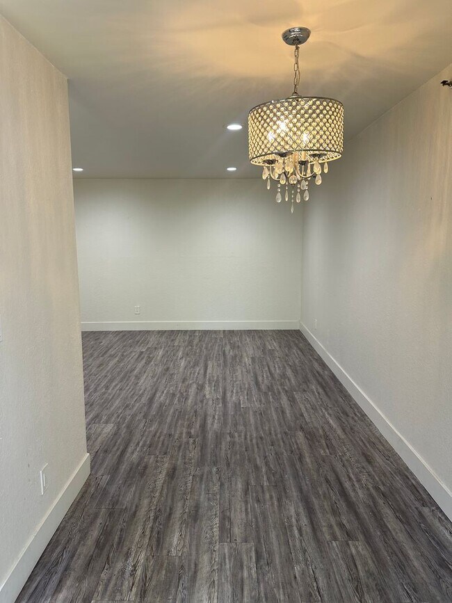 Building Photo - 1 Bedroom Condo - La Mesa