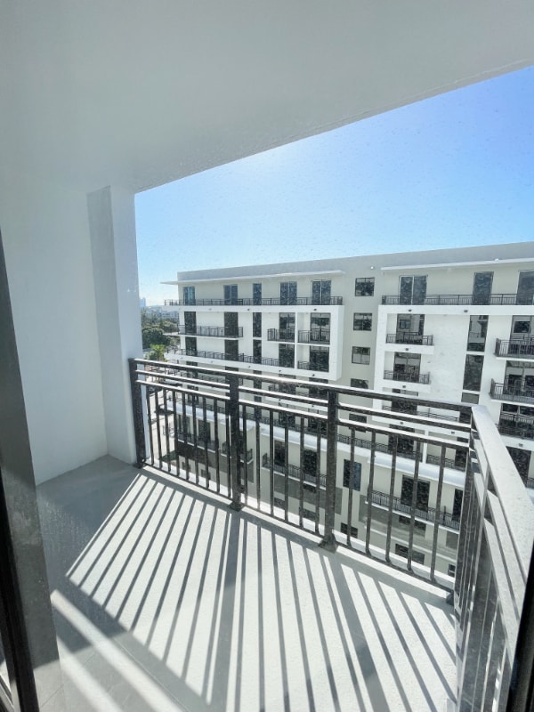 Building Photo - 1940 Van Buren St