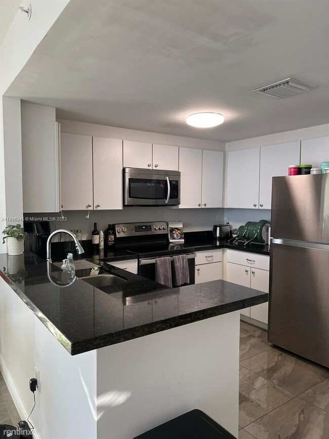 Building Photo - 1 br, 1.5 bath Condo - 1250 S Miami Ave Ap...