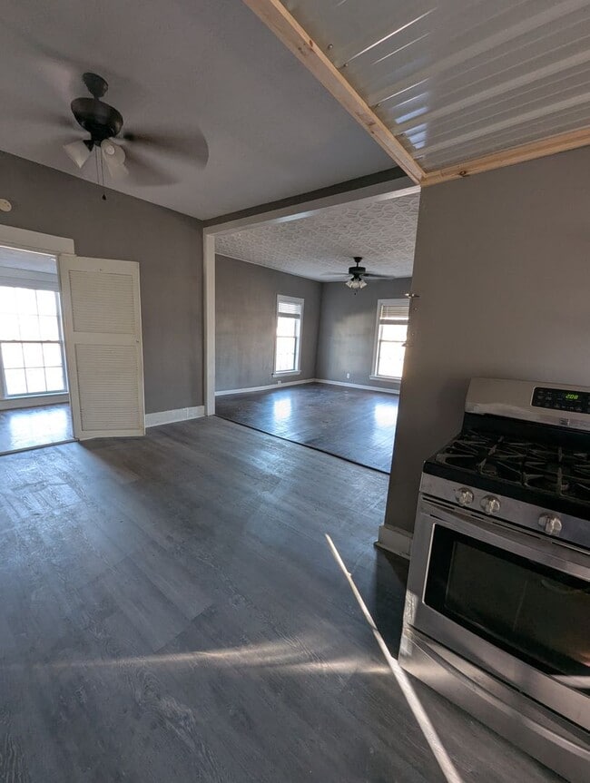 Building Photo - 3 Bed/1 Bath - Now Available In Columbus KS!