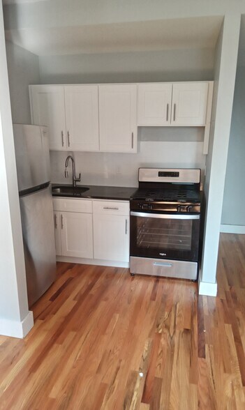 Building Photo - 39 E 4th St