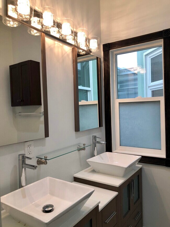 Building Photo - 2406 Clay St