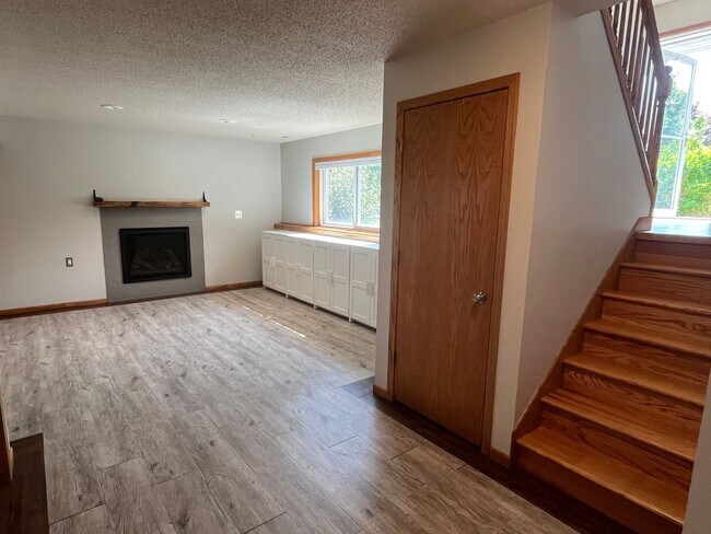 Building Photo - Beautifully Updated 4-Bed Home in Prime NW...