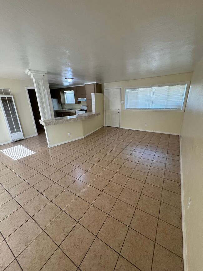 Building Photo - 2 bedroom 1 bath AVAILABlE NOW