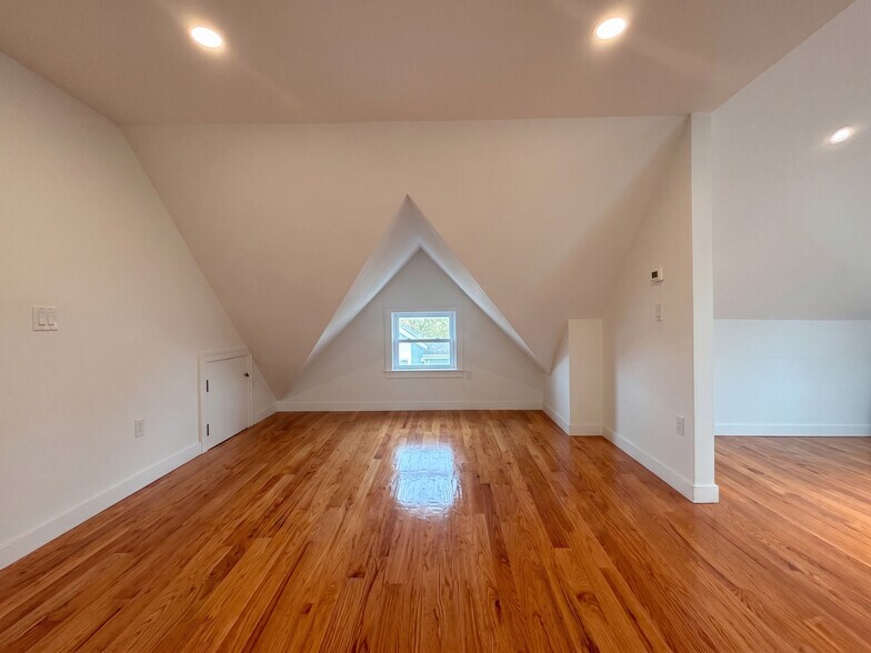 Building Photo - 82 Albertina St