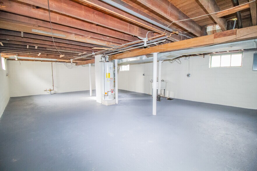 Building Photo - 4220 Caroline Ave