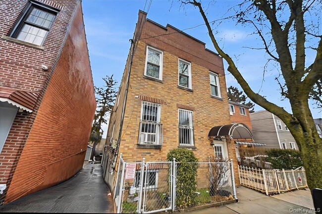 Building Photo - 943 E 232nd St