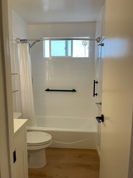 Bathtub/shower with grab bars. - 1039 6th St