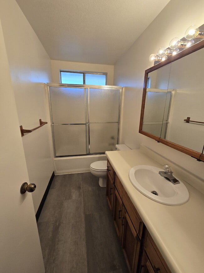 Building Photo - Walking distance to shopping and restauran...