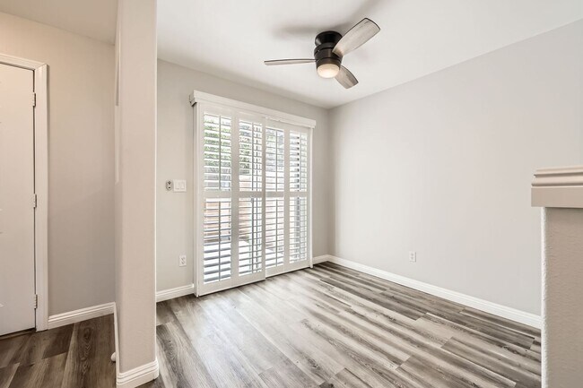 Building Photo - Beautiful and Nicely Remodeled Henderson Townhome!