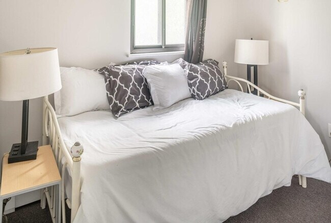 Building Photo - 18732 Dix Toledo Rd