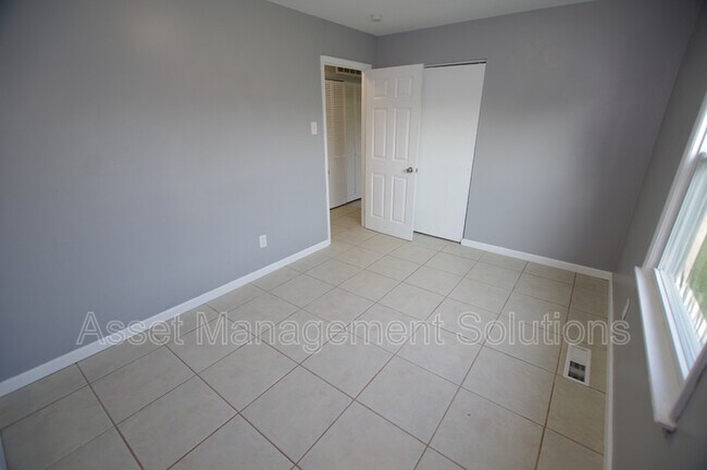 Building Photo - 5 Calumet Dr