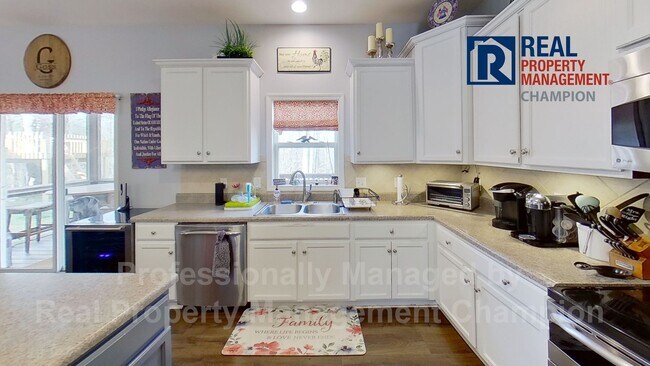 Building Photo - Spacious Executive Home on Friendly Cul-de...
