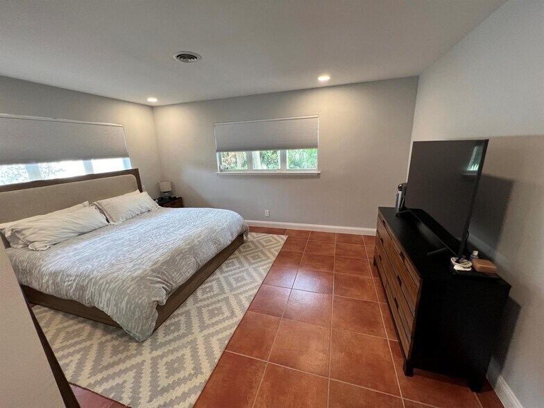 Building Photo - 1653 Poinsettia Dr