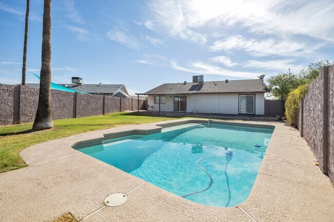 Building Photo - 2104 E Cornell Dr