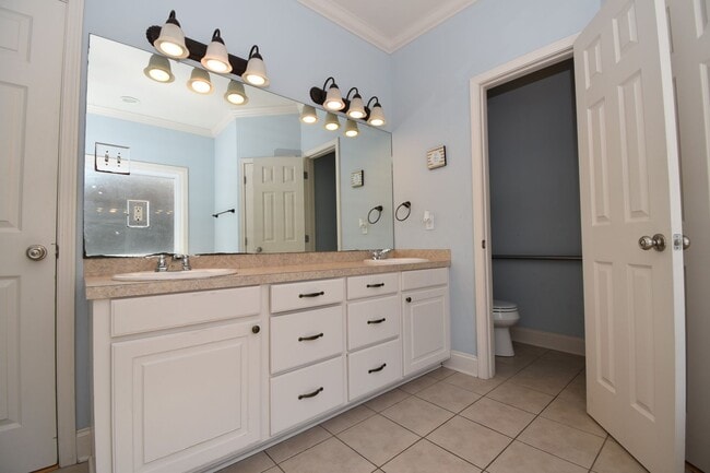 Building Photo - Spacious 3 Bedroom, 2 Bath Home