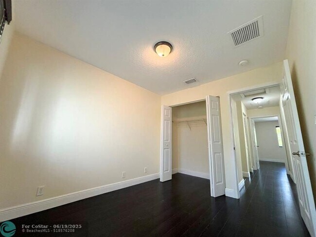 Building Photo - 3118 Coral Ridge Dr