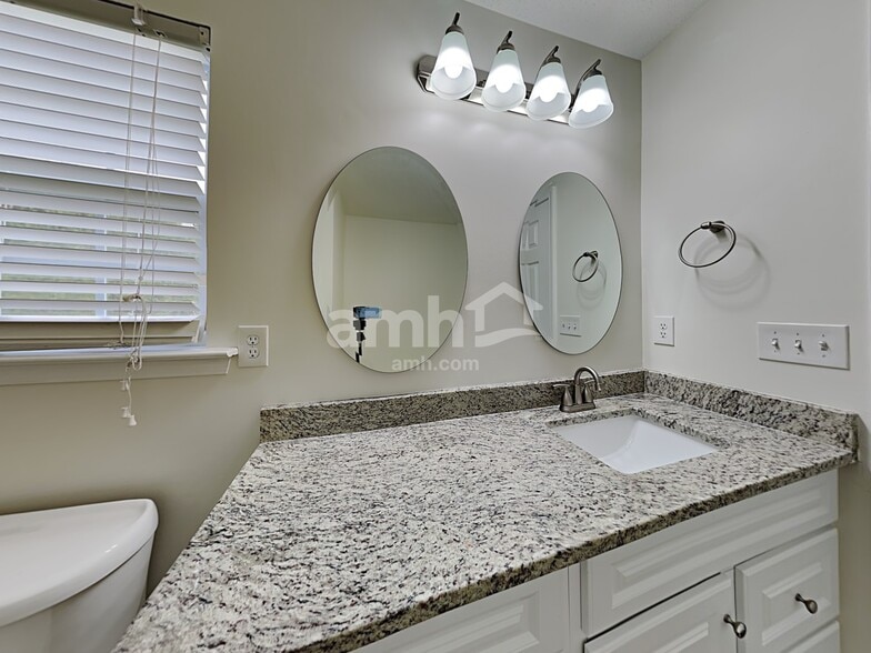 Building Photo - 219 Bellport Dr