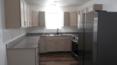 Building Photo - 513 Apple St