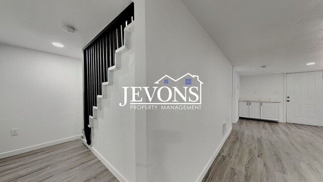 Building Photo - 630 N Skyline Dr