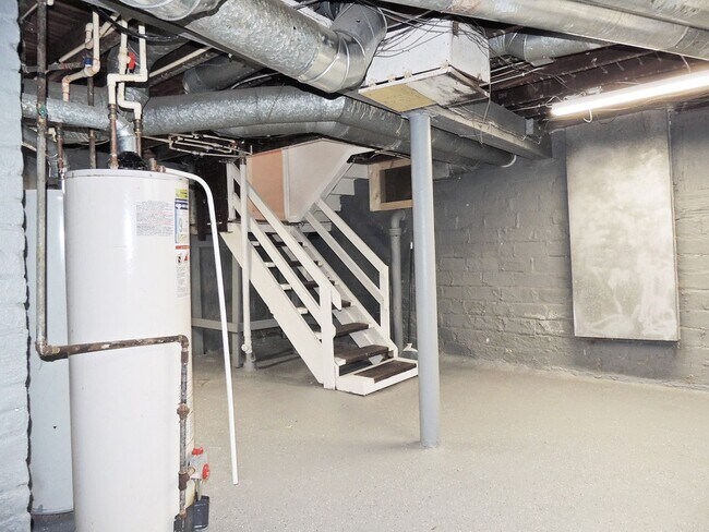 Building Photo - 1656 Eddington Rd