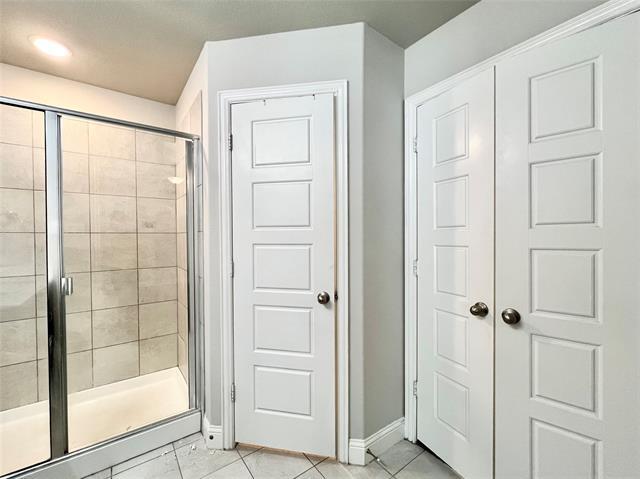 Building Photo - 5000-5002 Villas Dr