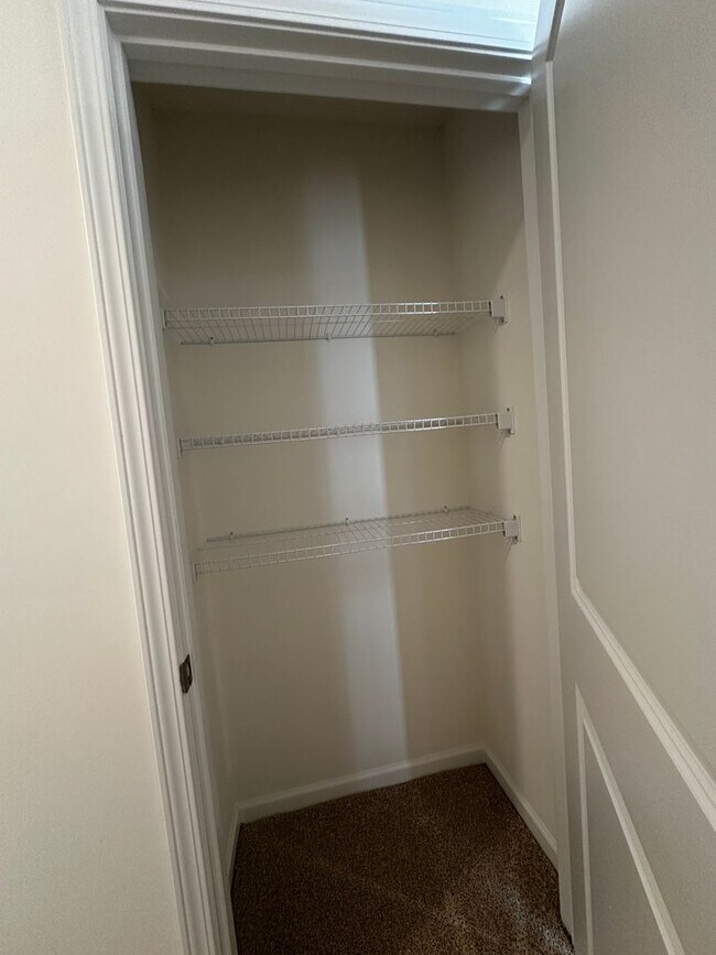 Building Photo - E. Morristown - 3 bed/2.5 bath home with g...