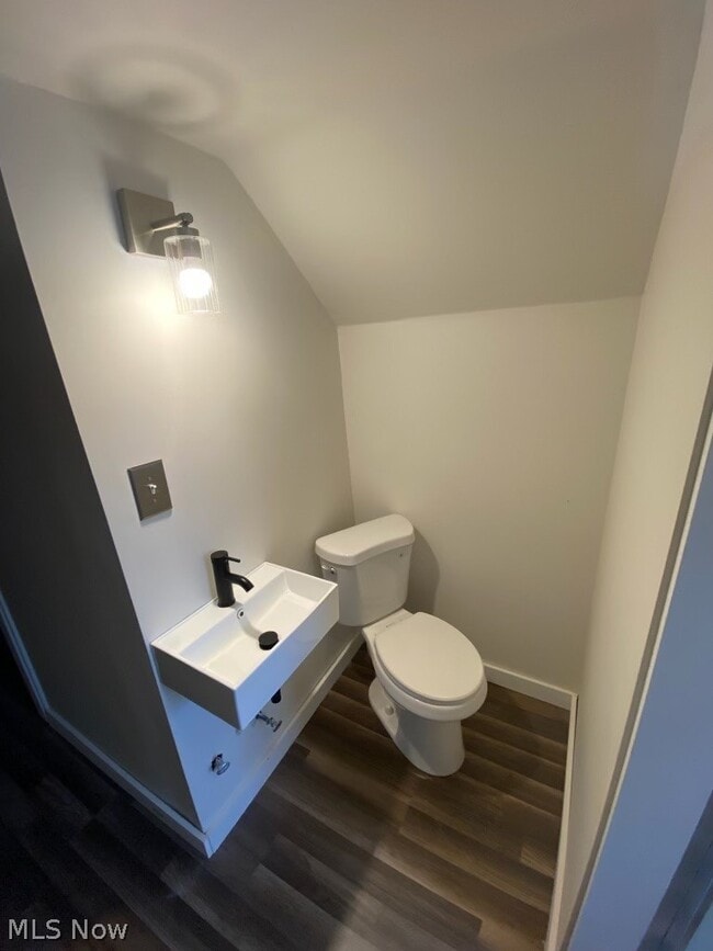 Building Photo - 14210 Kingsford Ave