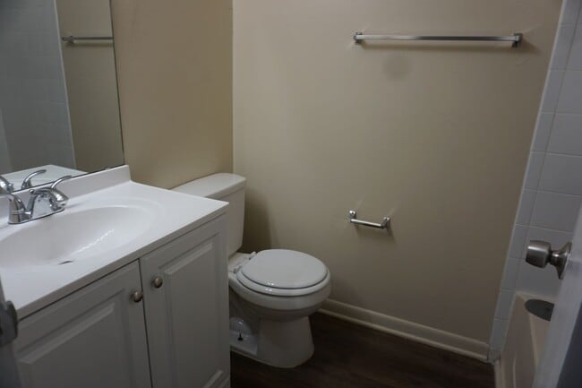 Building Photo - 2/2 Townhome Located Near NAS Jax