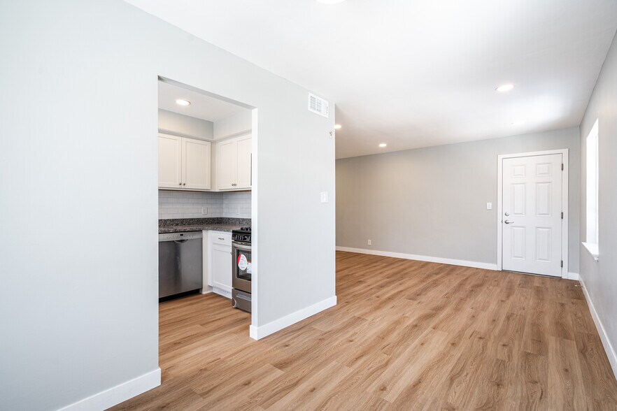 Building Photo - 4304 N Sheffield Ave