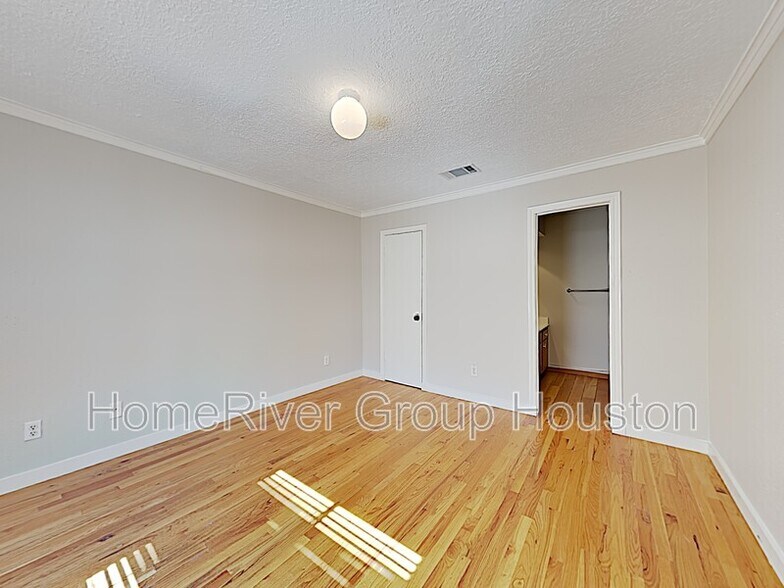 Building Photo - 402 Tuam St