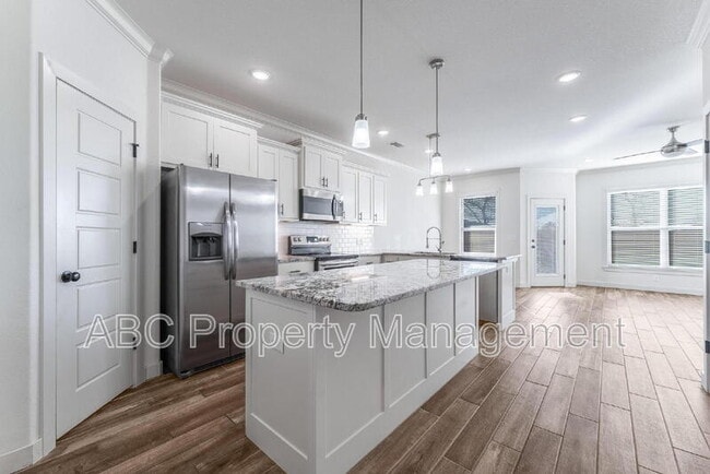 Building Photo - 3307 SW Hillstone Ave