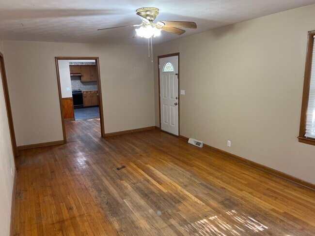 Building Photo - 3 Bedroom 2 Bathrooms! Close to Bass Pro! ...