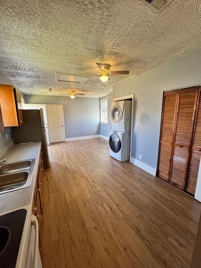 Building Photo - 2 bedroom house on Southside w Laundry HVAC