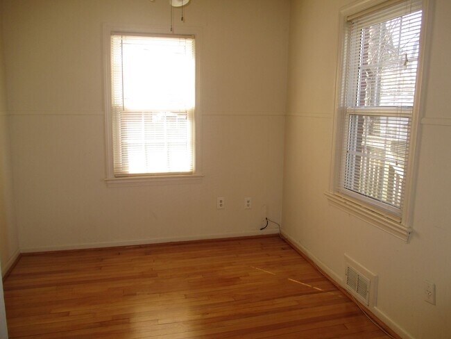 Building Photo - Semi-Deteched Near Hunington Metro!!