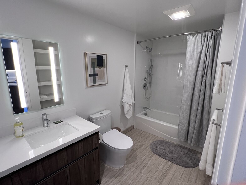 Bathroom - 1515 Liona St