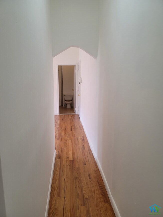 Building Photo - 681 Melrose Ave