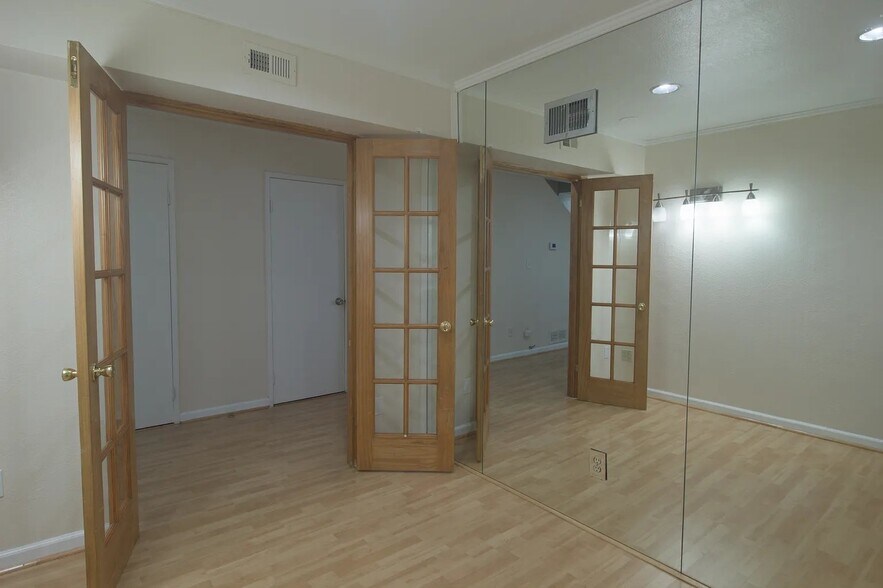 Building Photo - 1348 N Orange Dr