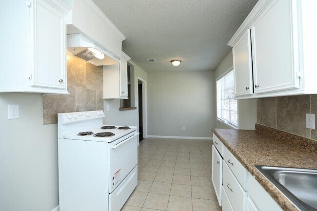 Building Photo - Charming 3 Bedroom Home in Central Houston!