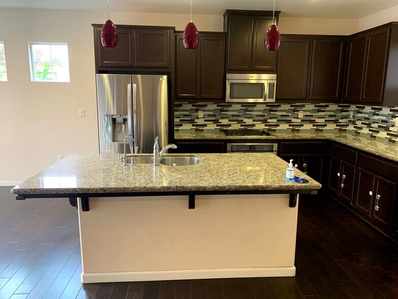 Kitchen - 5853 Flora Cmn