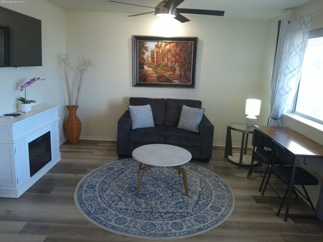 Building Photo - Beautifully designed short-term rental Or Long-Term offering comfort, style, and convenience