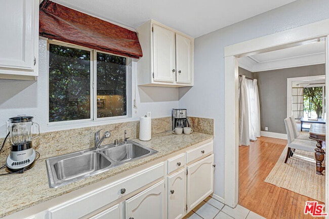 Building Photo - 619 N Plymouth Blvd