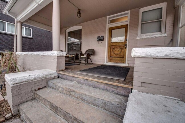 Building Photo - Beautiful two story unit with Victorian charm