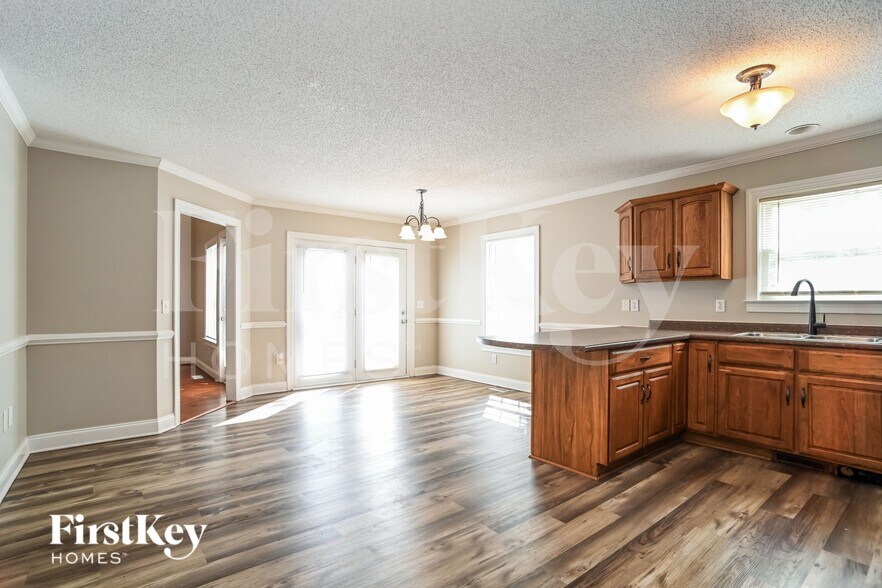 Building Photo - 811 Willow Ln