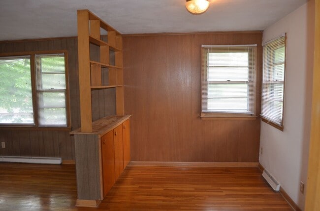 Building Photo - 3 bed, 2 bath home in Parkade area