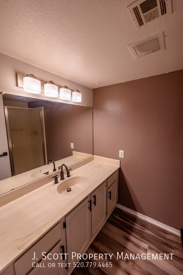 Building Photo - 8344 N 21st Dr