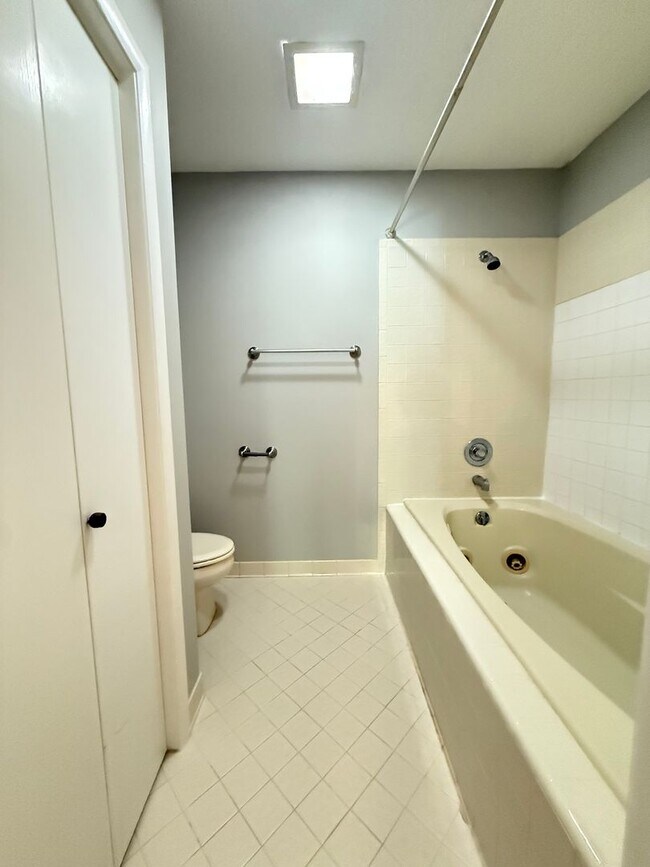 Building Photo - Bellevue!  2 Bedroom / 2 Bath House w/ Loft!  Renovated - Pet Friendly