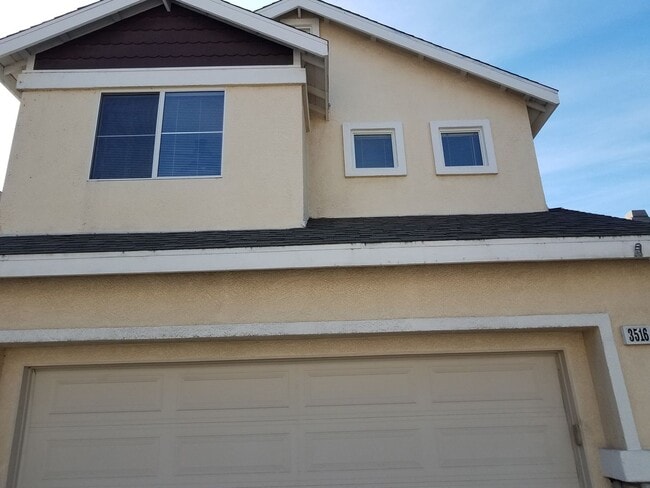 Building Photo - Nicely Renovated Home in Gated Community -...
